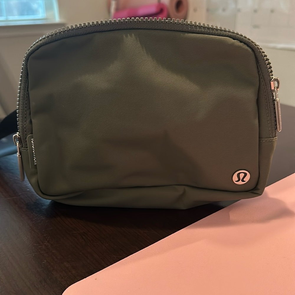 Lululemon Everywhere Belt Bag 2L Grey Sage